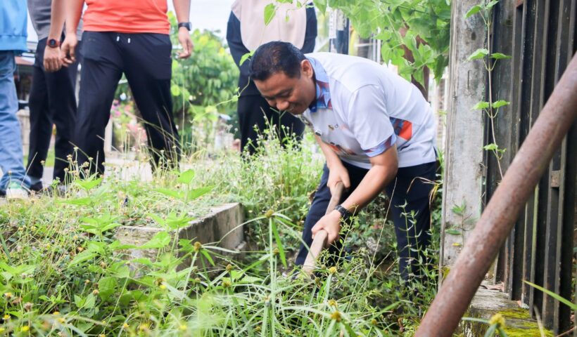 Wakil-Wali-Kota-Pekanbaru-H-Markarius-Anwar-mengikuti-gotong-royong-bersama-masyarakat-di-Kelurahan-Sidomulyo-Timur-Kecamatan-Marpoyan-Damai-beberapa-waktu-lalu
