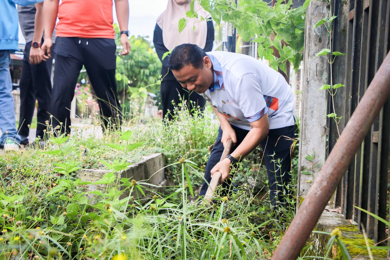 Wakil-Wali-Kota-Pekanbaru-H-Markarius-Anwar-mengikuti-gotong-royong-bersama-masyarakat-di-Kelurahan-Sidomulyo-Timur-Kecamatan-Marpoyan-Damai-beberapa-waktu-lalu
